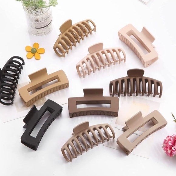 Matte light khaki colored hair clip - Picture 3 of 3